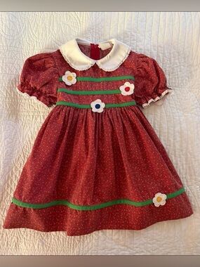 Adorable vintage dress 🥹🌼
Fits like 3T imo 
Vguc/guc